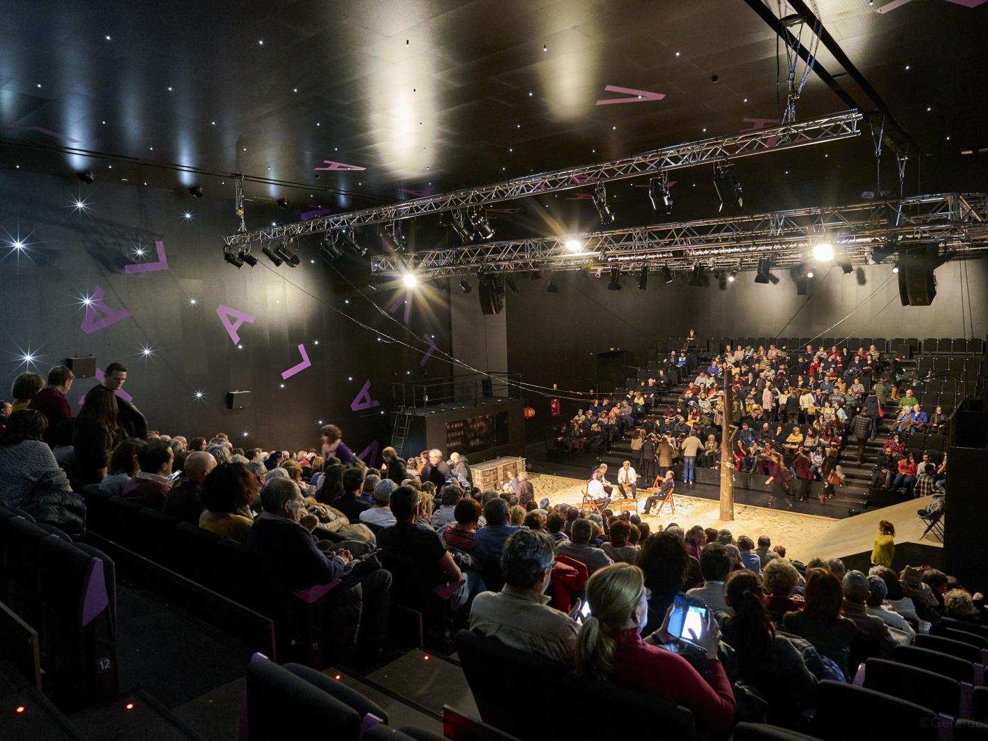 Espectadores en el interior de la Sala Concha Velasco del teatro LAVA de Valladolid